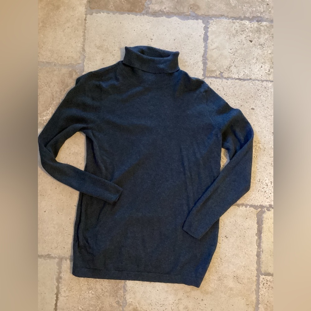 J. Jill Black Turtleneck Sweater Classic Knit-SZ M
Pit to pit 18”
Length 25”
T2